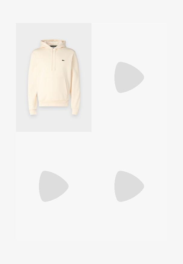 Cremefarbene Kapuzenjacke aus weichem Stoff, mit Kängurutasche, gerippten Bündchen und einem kleinen grünen Logo auf der Brust.; Beige Cargo-Hosen aus Baumwolle, mit zwei Seitentaschen, einer Gesäßtasche und einem kleinen Logo an der Seite. Gerades Bein-Design, robustes Material.; Lacoste Sneaker in Dunkelgrau aus Mesh und Synthetikmaterial, mit einer strukturierten Sohle und braunen Akzenten am Kragen und Logo.; Klarer Kunststoff-Sonnenbrillen mit rechteckigen braunen Gläsern, ausgestattet mit dünnen, transparenten Bügeln und Metallakzenten an den Schläfen.