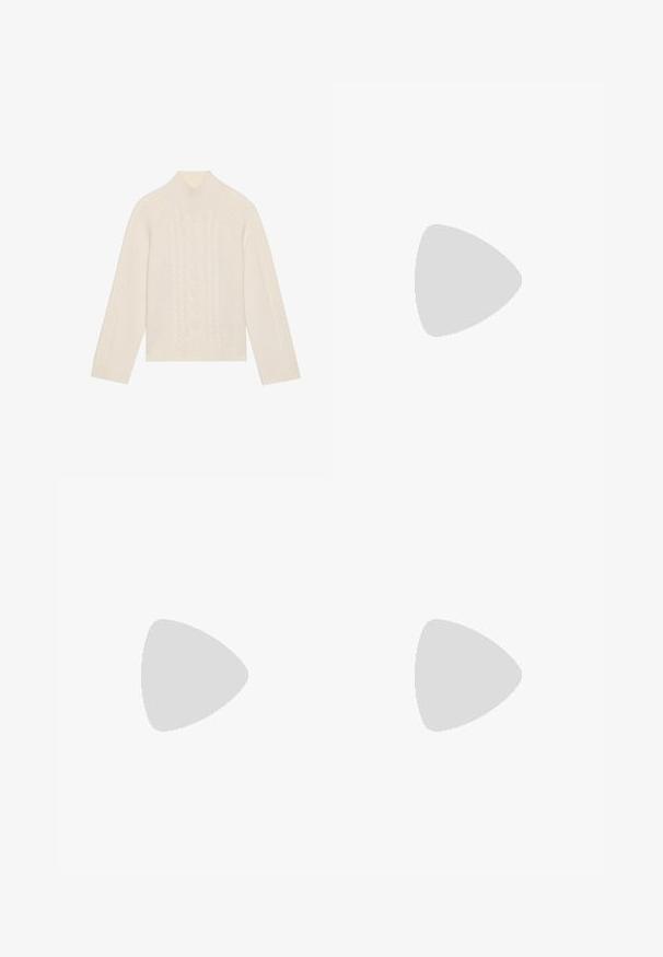 Cremefarbene Strickjacke mit hohem Kragen und Zopfmuster. Mit langen Ärmeln sowie gerippten Bündchen und Saum.; Graue, hoch taillierte Jeans aus Denim mit geradem Bein, zwei Fronttaschen und einer einzelnen Gesäßtasche mit subtilen Ausbleichungen.; Schwarze Leder-Balletschuhe, spitze Zehenform, minimalistische Gestaltung, glatte Textur, niedriger Absatz, keine sichtbaren Beschläge oder Verzierungen.; Schwarze Leder-Tote mit glatter Textur, strukturiertem Design, zwei Griffen und einem auffälligen silbernen Schnallen-Detail auf der Vorderseite.; Silberner Doppelring mit einer glatten, polierten Oberfläche. Verfügt über ein fließendes, kurviges Design mit überlappenden Abschnitten für einen modernen Look.