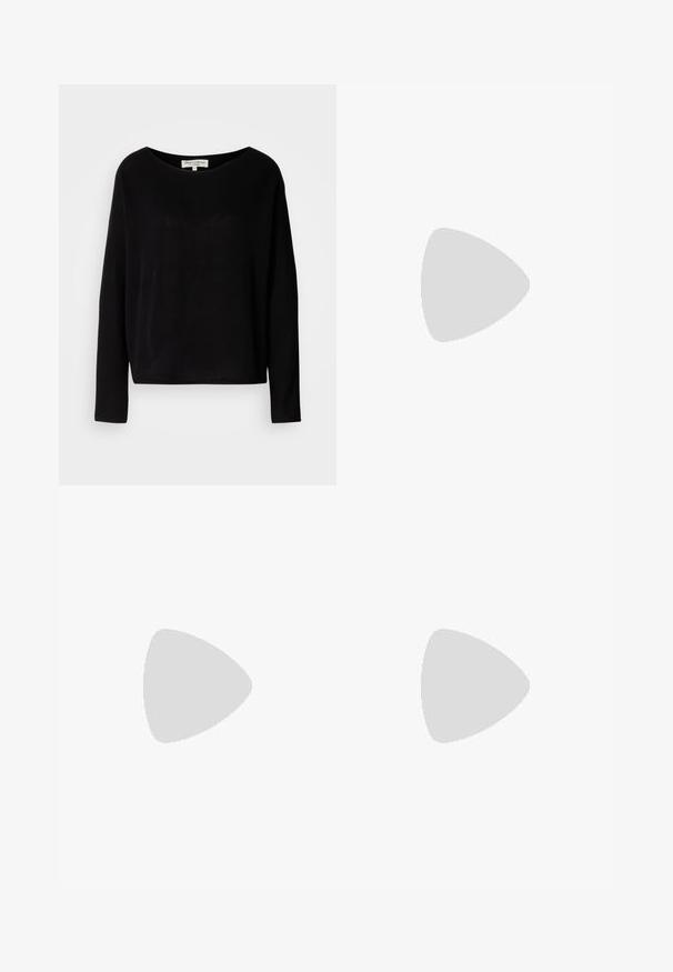 Maglietta nera a maniche lunghe realizzata in materiale morbido, con un ampio scollo rotondo e una vestibilità comoda, priva di motivi o elementi metallici visibili.; Pantaloni in corduroy verde scuro con vita aderente, gambe dritte e texture a righe verticali. Design semplice senza hardware o dettagli visibili.; Ballerine slingback rosa pallido con punta affusolata, realizzate in un materiale simile alla pelle liscio. Presentano dettagli a taglio sui lati e un tacco piatto.; Borsa nera con forma strutturata, texture liscia e una chiusura metallica. Abbinata a pantaloni neri larghi e sandali open-toe su un pavimento in legno.
