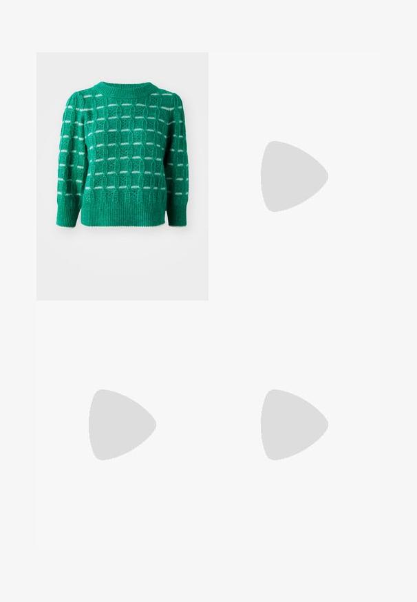 Grønn strikket genser med et åpent geometrisk mønster, ribbestrikket hals og hem, og puffede ermer. Stripete detaljer i hvitt.; Grå herringbone omslagsskjørt laget av teksturert ullstoff, med en enkelt knappelukking i midjen og en asymmetrisk fald.; RAID PRICKLY - Cowboystøvler - black; Sett med fem sølvringer i forskjellige design, inkludert én med en rad av klare steiner. Glatt og reflekterende metallfinish.