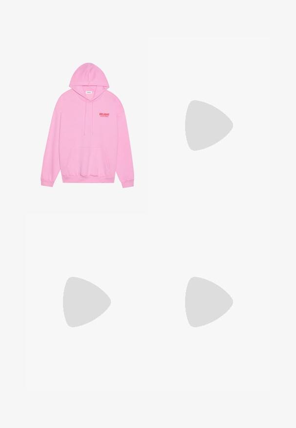 Sweat à capuche rose en tissu doux, doté d'une poche frontale, d'un cordon de serrage et de l'inscription "DELIGHT" en rouge sur la poitrine.; T-shirt en coton gris avec un col rond, des manches courtes et un logo G-Star RAW imprimé en blanc sur la poitrine.; Pantalons cargo gris clair avec poches latérales, poignets élastiques et fermeture à bouton. Fabriqués en tissu durable avec une texture lisse.; Des baskets en cuir blanc avec une finition lisse, un bout rond, des lacets plats et une semelle texturée. Accents en daim gris au niveau du talon.