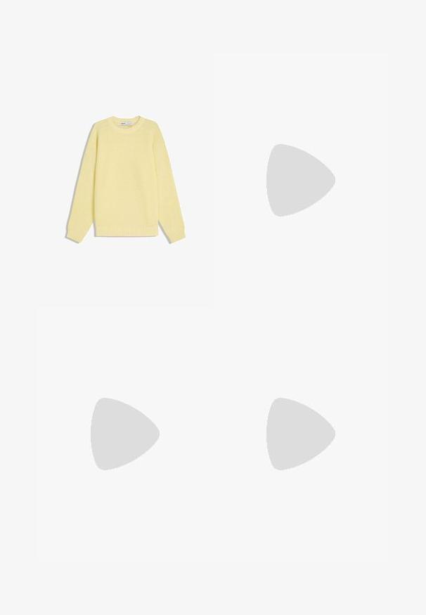 Gul strikket sweater med ribbet tekstur, rund halsudskæring og lange ærmer. Har en lige skåret silhuet og elastisk kant.; Sort bomulds-T-shirt med "Vegas Golden Knights Hockey" tryk i guld, blå og rød farver, med stjerne- og skjoldikoner samt prikede detaljer.; Sort denim bukser med bred ben og høj talje, der har fem lommer, lynlås og metalknaplukning. Glat tekstur, minimal detaljer.; Tan nubuck ankelstøvle med sort polstret krave, gyldne metaløjer, hvid syning detaljer og robust gummisål med udtalte slidbaner.