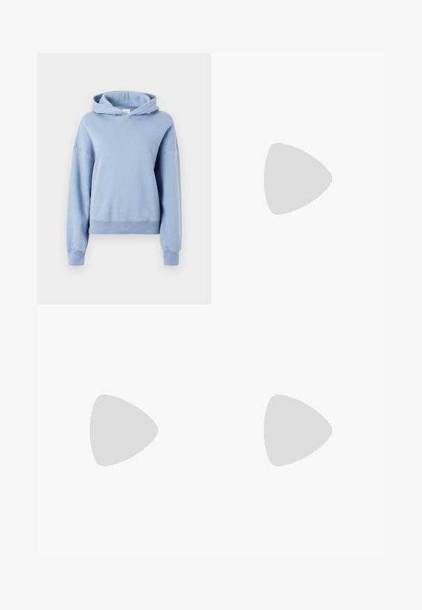 Vaaleansininen huppari, joka on valmistettu pehmeästä puuvillasta. S siinä on rento istuvuus, ribbaudet hihansuissa ja helmassa sekä etutasku.; Hunkemöller CROSS OVER LEGGING - Trikoot - blue; Mustat nahkakengät, joissa on lättihenkinen korko, pyöreä kärki ja perinteinen nauhakiinnitys. Ominaisuuksiin kuuluu sileä pintakuvio ja minimaalinen yksityiskohtaisuus.; Mustapahkainen kangaskassi, jossa on sileä pinta, suorakaiteen muotoinen ja kaksi pitkää kahvaa. Ei näkyvää metalliosaa tai koristeita.