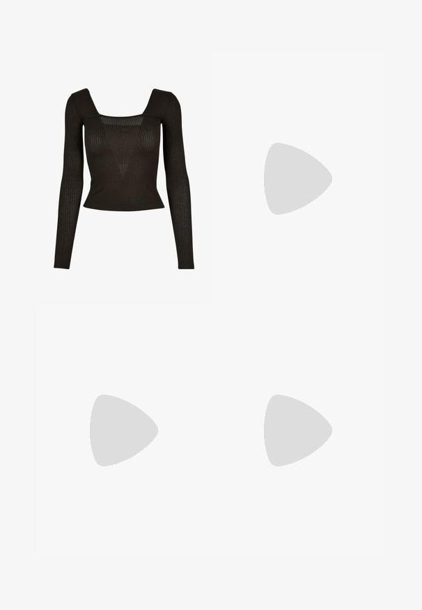 Zwarte langslavige top met een vierkante halslijn, geribbelde structuur en een getailleerde pasvorm. Het materiaal lijkt rekbaar en lichtgewicht.; Maxi rok in volledig zwart. Uitlopende ontwerp met een gladde textuur en elastische tailleband. Geen zichtbare patronen of accenten.; Zwarte leren balletflat, puntige neus, minimalistisch design, gladde textuur, lage hak, geen zichtbaar beslag of versieringen.; Zwarte leren schoudertas met een gladde textuur, rechthoekige vorm en een metallic kettingdetail aan de voorkant. Verstelbare schouderband inbegrepen.