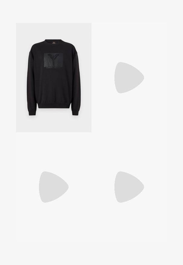 Musta huppari pyöreällä kaula-aukolla, jossa on teksturoitu musta graafinen logo-ruutu sekä joustavat hihansuut ja helma. Klassinen malli, valmistettu pehmeästä materiaalista.; Mustat lyhythihaiset t-paidat, jotka on valmistettu puuvillasta, korkealla kauluksella, sileällä pinnalla ja hillityllä logolla keskellä.; Helle kremfargede joggebukser med avslappet passform, elastisk midje og sidelommer. Har et trykt design på venstre lår.; Musta matalavartinen nahkastretchu, jossa on mustat nauhat ja vaaleanharmaa pohja, esitetty sivuprofiilissa valkoista taustaa vasten.