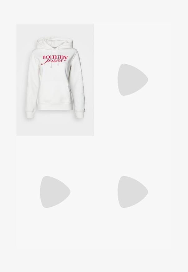 Biela mikina s kapucňou a predným vreckom, s šnúrkami a veľkým červeným logom "tommy jeans" na hrudi. Mäkký, textúrovaný bavlnený materiál.; Biela košeľa s dlhým rukávom a gombíkmi vyrobená z bavlny. Obsahuje klasický golier, jednu náprsné vrecko a zhromaždené manžety. Hladká textúra.; Čierna kožená mini sukňa s priliehavým strihom, hladkou textúrou, bočným rozparkom a kontrastným prešívaním na švoch.; Čierne kožené čižmy po kolená s hladkou textúrou, zaoblenou špičkou a hrubým podpätkom. Obsahujú jemné švy a elegantný design.