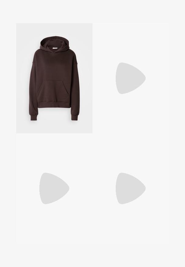 Bruine hoodie gemaakt van zachte stof, met een grote capuchon, een voorkeurszak en ribbelmanchetten en -zoom. Eenvoudig, casual ontwerp zonder patronen.; Khaki cargoshorts van lichtgewicht katoen met twee zijzakken, een voorknopsluiting en een rechte pasvorm.; Beige suede platform sneakers met witte drie stroken, ronde neus en beige rubberen zool met een gouden logo-accent aan de zijkant.; Bruine leren tote bag met een gladde textuur, een ontwerp met een open bovenkant en twee schouderbanden. Kenmerkt zich door minimale stiksels en geen zichtbare hardware.