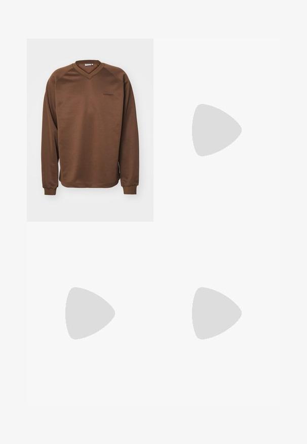 Hanorac maro cu un design în formă de V, mâneci lungi tip raglan și manșoane ribbate. Prezintă un logo brodat discret pe piept. Textură netedă.; Jeans din denim albastru cu o croială relaxată, talie înaltă, design cu cinci buzunare și accente cusute. Dispune de un sistem de închidere cu buton și fermoar.; Botine negre din piele cu panouri elastice laterale, finisaj mat, vârf rotund și un detaliu cu logo texturat pe lateral, purtate cu blugi maro.; Ochelari de soare negri cu lentile de culoare maro; formă rectangulară cu un cadru gros, inclusiv accente hardware subtile pe mânere.