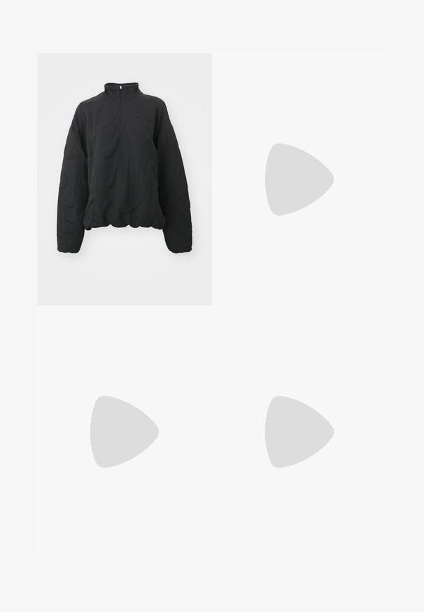 Nike Sportswear COZY LOGO - Sweatshirt - black; Leopardenmuster-Hose mit einem braunen und schwarzen Muster, geradem Bein und klassischem Fünf-Taschen-Design. Hergestellt aus einem Baumwoll-Mischgewebe.; Schwarze Leder-Schnürstiefelette mit dickem, profiliertem Sohlen und gelben Nähten, aufgehängt vor einem gelben, kreisförmigen Hintergrund.; Silberne Creolen mit minimalistischer Gestaltung, die eine glatte, runde Form und einen polierten Finish aufweisen, gesichert durch einen Steckverschluss.