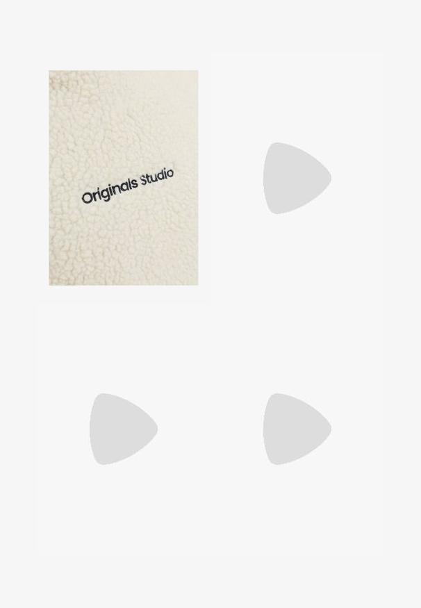 Bílá texturová fleece tkanina se černou výšivkou slov "Originals Studio" na povrchu.; Bílé triko z bavlny s krátkým rukávem, kulatým výstřihem, volným střihem a bez viditelných log či vzorů. Hladká textura a minimalistický design.; Kalhoty s vysokým pasem, volného střihu, vyrobené z vybledlého černého denimu. Mají pět kapes, poutka na opasek a čistý, rovný střih nohavic.; Bílé tenisky s hladkou kůží a semišovými akcenty, zaoblenou špičkou, silnou bílou podrážkou a plochými, křížovými šňůrkami; nošeny s modrými džíny.