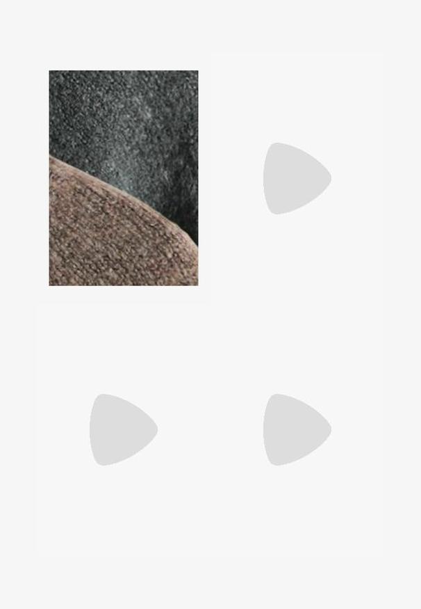 Teksturirani materijal u nijansama sive i smeđe boje, s glatkim zakrivljenjem i blago pjenastom površinom. Pozadina je tamnija, mat tekstura.; Košulja kratkih rukava s dugmadi u svijetloj bež boji. Ima klasičan kragna, meku teksturu i opušteni kroj. Dugmad su bijela. Jednostavan dizajn.; Svijetloplave traperice s labavim krojem, ravnim nogavicama, zatvaračem na gumbe i pet džepova, s diskretnim izblijedjelim i šivanim detaljima.; Crne kožne mokasine s okruglim vrhom, dizajnom za jednostavno oblačenje i suptilnim šavovima duž gornjeg dijela. Ravni gumeni đon.