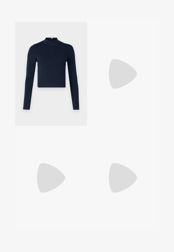 Tengerészkék bordázott, hosszú ujjú felső magas nyakkal és rövidített fazonnal. Texturált anyagból készült, minimalista stílusban.; Fekete csipkebetétes leggings virágmintával, áttetsző anyagból, szoros szabású kivitelben, sima derékpánttal és zárt szegélyekkel.; Fekete bőr, nyitott orrú, hegyes kialakítású, sima textúrájú, és karcsú tűsarokkal rendelkező magassarkú mules.; Fekete lakkbőr kézitáska téglalap alakú, láncos vállpánttal és középen egy jellegzetes fém díszítéssel. Simaszerkezet.