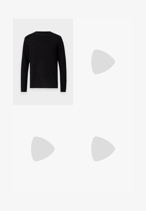 Fekete kötött pulóver, kerek nyakkivágással és hosszú ujjal. Sima textúrájú és egyszínű, látható minták vagy díszítések nélkül.; Világoskék farmernadrág egyenes szabással, fakulásos részekkel, öt zsebes dizájnnal és réz szegecsekkel. Standart gombos zárás a deréknál.; Fekete magasszárú sportcipők fehér talppal és fűzővel, laza kék farmernadrággal párosítva, egy szürke korlát tetején pihenve.; Fekete műanyag napszemüveg zöld lencsékkel, négyzet alakú kerettel, ezüst díszítéssel a keret felső részén, valamint texturált szárakkal. A márka neve a belső száron található.