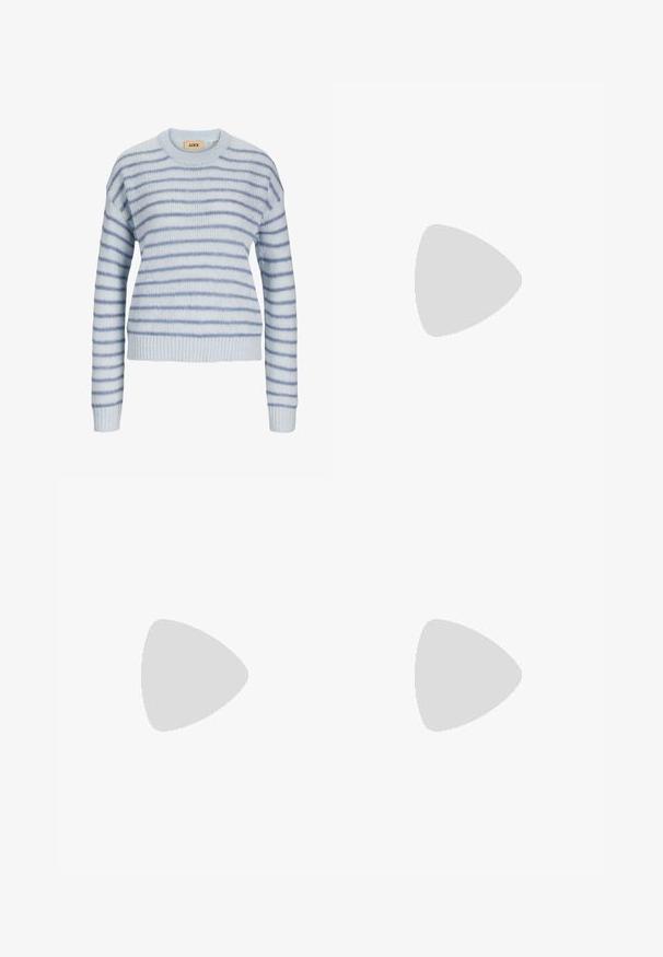 Hellblauer Strickpullover mit horizontalen Streifen in dunklerem Blau. Verfügt über einen runden Ausschnitt sowie gerippte Bündchen und Saum. Weiche Textur.; Grüne, knöchellange Röcke aus glattem Stoff mit elastischem Bund und gerafftem Design, ohne sichtbare Muster oder Verzierungen.; Schwarze Gummi-Flip-Flop-Sandale mit einem strukturierten Riemen und einfacher flacher Sohle, von der Seite auf einem schlichten hellen Hintergrund dargestellt.; Braune gewebte Leder-Handtasche mit geknoteten Griffen, die von einer Person in hellblauen Jeans und schwarzen klobigen Schuhen getragen wird. Glatte, strukturierte Oberfläche.