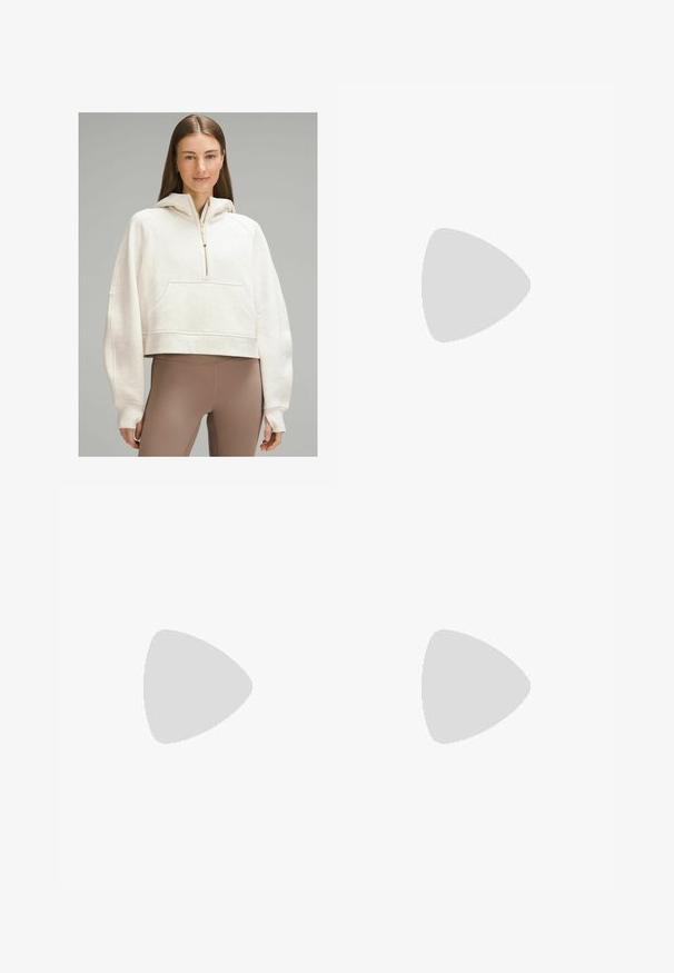 lululemon SCUBA OVERSIZED HALF-ZIP - Majica s kapuljačom - heathered bone gold; Svijetlosivi široki trenirke od mekog materijala. Imaju rebrasti pojas s vezicom i suptilno šivanje na rubu.; Bež nubuk gležnjače s udobnom unutrašnjošću, s platformom i trakom na stražnjem dijelu za lako oblačenje. Teksturirana guma potplat.; Smeđa kožna torba preko ramena s uzorkom loga, zlatna lanac trakica, zatvaranje na patentni zatvarač i zlatni metalni detalji. Kompaktna i pravokutna forma.