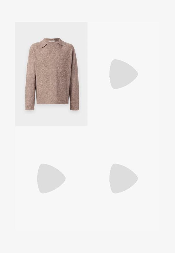 Brun strikket genser med v-hals og spiss krage. Har et diamantmønster og lange ermer, laget av et mykt, teksturert stoff.; Sorte corduroy bukser med rett ben-design, med vertikale striper, frontlukking med knapp og beltehemper.; Hvit sneakers med semsket detaljer, rund tå, flate snøringer og en kremfarget gummisåle. Har grønn merking på hælen.; Svart polstret veske med en bred, myk skulderreim og topphåndtak. Har glidelås lukking og en subtil logo foran.