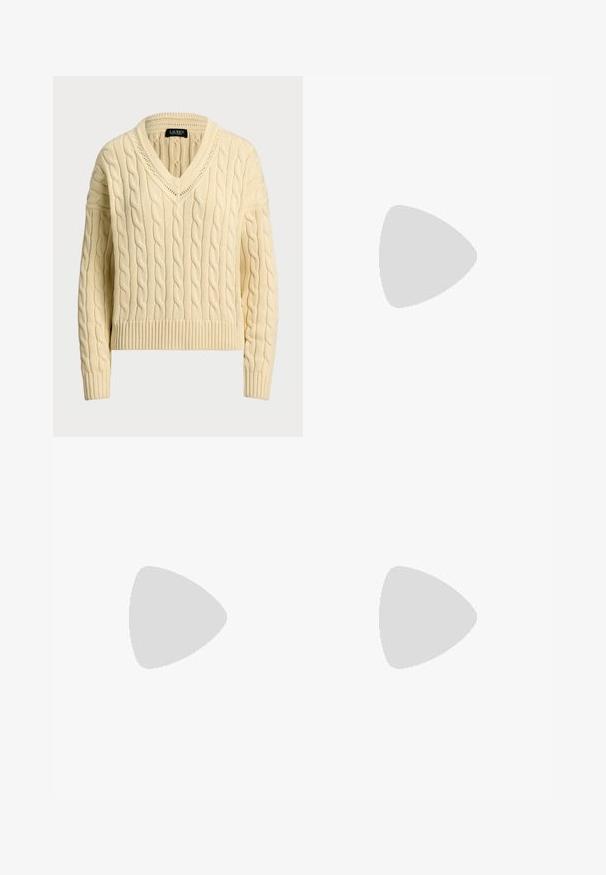 Kreminė kabelių mezgimo džemperis, su V formos iškirpte ir gumuotais rankogaliais. Trumpesnė, su tekstūriniais raštais ir prigludusia siluetu.; Ribota trumpa rankovė t-shirt grietinėlės spalvos, su apvalia iškirpte ir prigludusia forma. Minkšta tekstilė su lygiu paviršiumi.; Baltos, laisvai krentančios kelnės su surinkta juosmens juosta ir raišteliu. Lygus audinys su šoninėmis siūlėmis, sukurtos patogumui ir judėjimui.; Kreminės odos Chelsea botai su masyvia juoda padu ir juodą elastinę šoninę dalį prieš baltą foną.