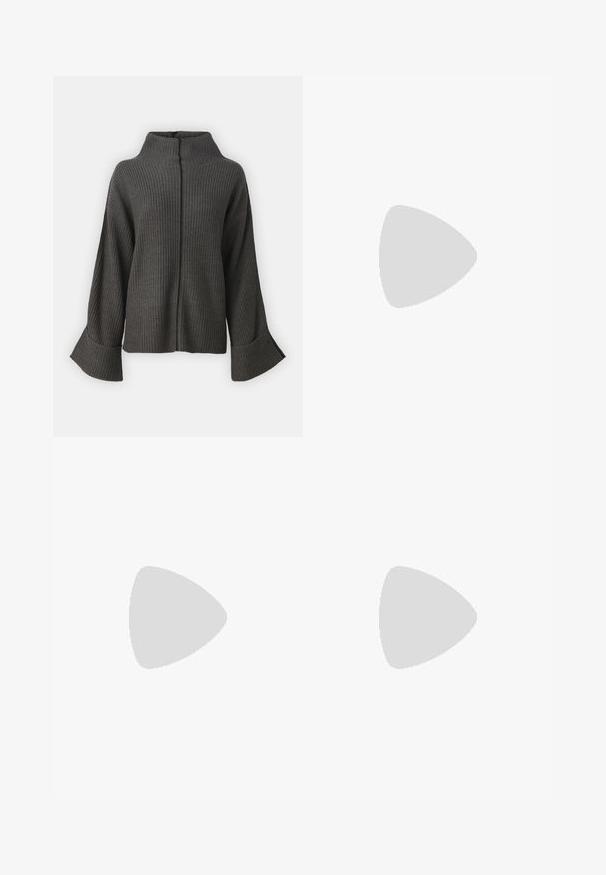 VILA VIVIGGA CONTRAST - Pulóver - dark grey/black; Kék farmer midi szoknya elől hasítékkal. Öt zsebével, gombos záródásával és övbújtatóival rendelkezik. Sima textúrája és klasszikus dizájnja van.; Beige lakkbőr bokacsizma hegyes orral és vastag fekete sarkall. Simaság és elegancia jellemzi, minimalista dizájnnal.; Fekete bőrtáska ívelt formával, levehető pánttal és arany színű fémrészekkel. A táskán egy csattal díszített fedél található.