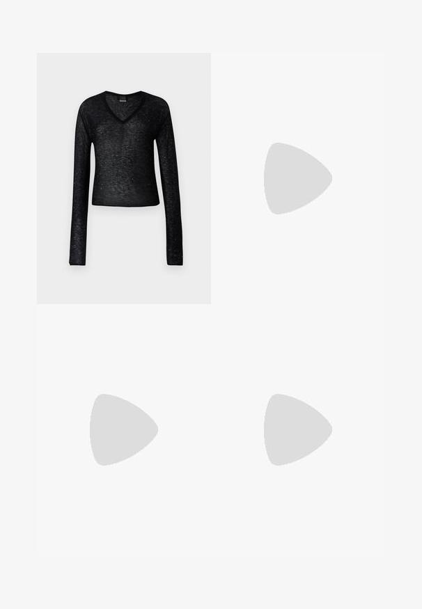 Pinko SALOMONE  - Pullover - nero limousine; Pantalon noir sur mesure avec une coupe droite, deux plis à l'avant et une texture de tissu lisse. Pas de poches ni de matériel visible.; Chaussure à talon haut en cuir noir avec un bout pointu, présentant deux détails de sangle avec des boucles dorées et des clous noirs. Texture lisse et design épuré.; Gilet en cuir noir avec col haut, poches zippées, et un sac à main noir matelassé avec un accent en métal argenté, porté avec une longue jupe noire.