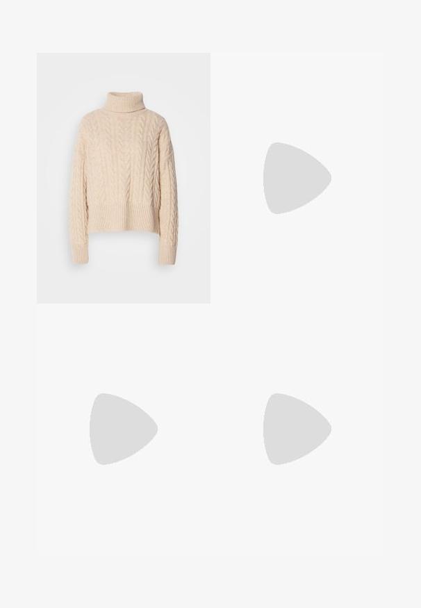 Kabelbrei, crèmekleurige turtleneck trui met geribde manchetten en zoom. Dikke garenstructuur, cropped ontwerp en een losse pasvorm.; Zwarte broeken van soepele stof, met een hoge taille, wijde pijpen en twee plooien aan de voorkant voor extra ontwerpelementen.; Puntaal geschoen met slingback in off-white leer, met een lage hak en uitsnedeontwerp, voorzien van een gladde textuur en minimale accenten.; Zilveren metalen oorbellen met ronde vormen, een gepolijste afwerking en subtiele graveringen van het merk "BOSS" op de onderste secties.