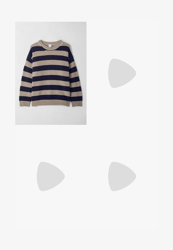 Stribet sweater i beige og marineblå, lavet af blødt materiale. Har en rund hals, sænkede skuldre og ribbet manchetter og kant.; Beige plissert nederdel lavet af bomuldsblanding, der har et abstrakt blomsterprint i bløde fersken- og sorte nuancer på den ene side.; Sorte patentlæder slingback højhælede sko med spids tå, justerbar ankelrem og moderat blokhæl. Glat tekstur med blank finish.; Sort læderhandbag med en struktureret rektangulær form. Har et gyldent ovalt lås og en tynd skulderrem. Glat tekstur.