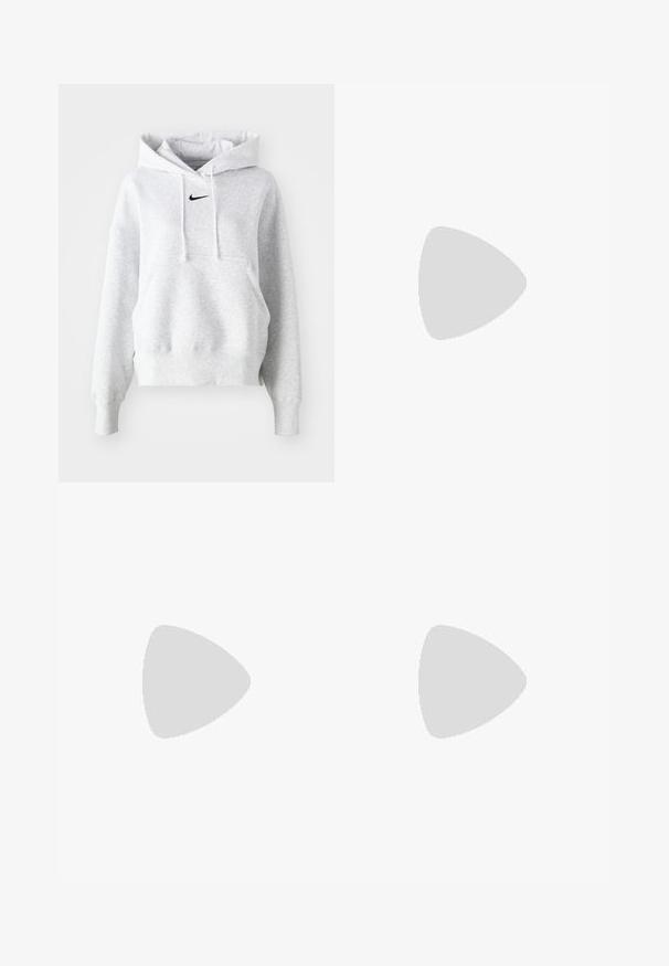 Sivá fleecová mikina s kangaroo vreckom vpredu, kapucňou so šnúrkami a čiernym logom Nike na hrudi. Mäkko štruktúra a voľný strih.; Vysokopásové rozšírené džínsy vyrobené zo svetlo modrého denimu, s klasickým piatym vreckom a jemným vyblednutím pozdĺž nohavíc.; Športové tenisky s bielou sieťovinou, šedými semišovými akcentmi, čiernou gumovou podrážkou a textúrovanými dizajnovými prvkami na bočnej strane.; Ružový nylonový batoh s šikmým dizajnom, strieborným logom Nike, dvoma zipsami a nastaviteľným popruhom so sponou.