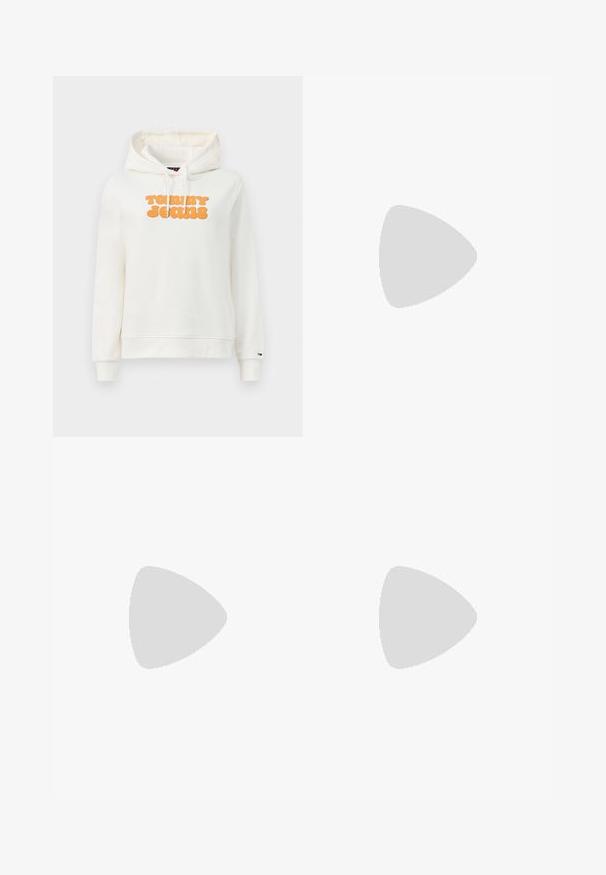 Creme hoodie lavet af blødt stof, med et iøjnefaldende orange "TOMMY JEANS" print på forsiden, samt en hætte med snøre og ribbede manchetter.; Plisseret hvid nederdel med en sort elastisk talje, der har "LACOSTE"-logoet. Mellemlang design med blød tekstur.; Beige læder slip-on loafers med et slankt design, mandelformet tå, minimal syning og en lav sort hæl. Glat overflade.; Store sorte oversized solbriller med geometrisk form, med mørke linser og en kontrasterende grå detalje på stellet. Logo på armen.
