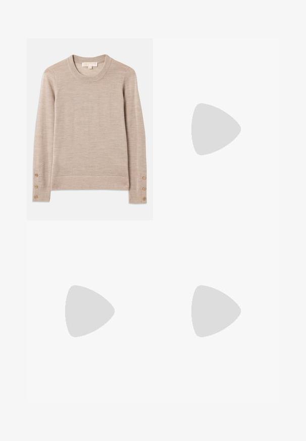 Beiger Rundhalsausschnitt-Pullover aus weichem Strickmaterial, mit langen Ärmeln und vier Knopf-Details an jedem Bündchen. Minimalistisches Design mit strukturiertem Finish.; Schwarze ausgestellte Hose mit einer glatten Textur, tailliertem Bund und Fronttaschen, entworfen mit einer eleganten, modernen Silhouette.; Schwarze Lederpumps mit spitz zulaufender Form und niedrigem Absatz, ausgestattet mit einem strukturierten Riemen und metallischem Akzent an der Vorderseite. Glatte Oberfläche und elegantes Design.; Schwarze Leder-Clutch mit goldener Kettenakzent, glatter Texture und goldener Logo-Details. Inklusive einem verstellbaren Tragegurt für Vielseitigkeit.; Goldene Creolen mit polierter Oberfläche, die ein dickes, rundes Design aufweisen und über einen sicheren Verschlussmechanismus verfügen. Glatte Textur und glänzendes Aussehen.