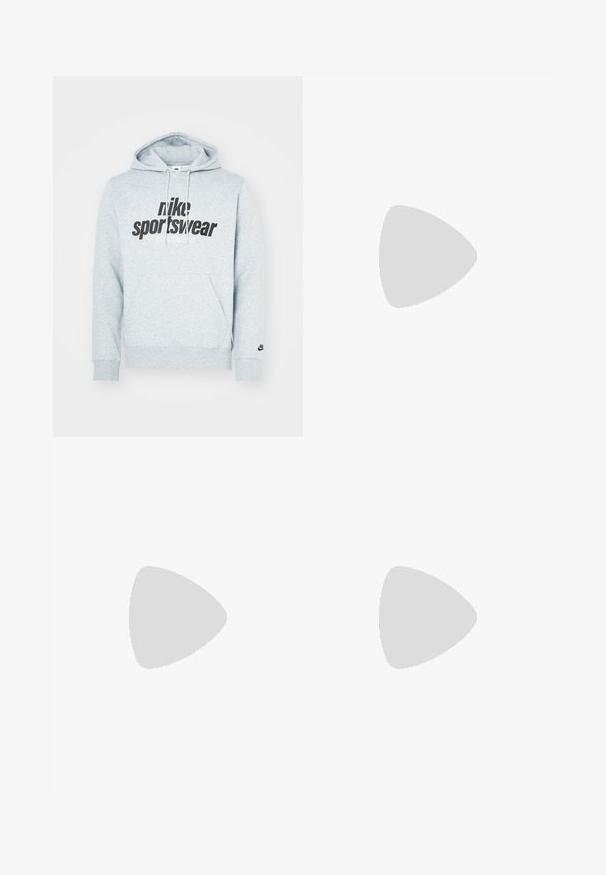 Grijze katoenen hoodie met een kangoeroezak, capuchon met trekkoord en een vet zwart 'Nike Sportswear' logo. Inclusief ribbelmanchetten en -zoom.; Zwarte katoenen t-shirt van Nike met een klassieke ronde hals, korte mouwen en een subtiele, reliëflogo op de borst. Gladde textuur.; Zwarte gestreepte broek met een getailleerde pasvorm, voorzien van een knoopsluiting aan de voorkant, riemlussen en een soepele stofstructuur.; Zwarte sportieve schoenen met rode en zilveren accenten, mesh en gestructureerde synthetische materialen, vetersluiting en een zichtbare dempingszool.