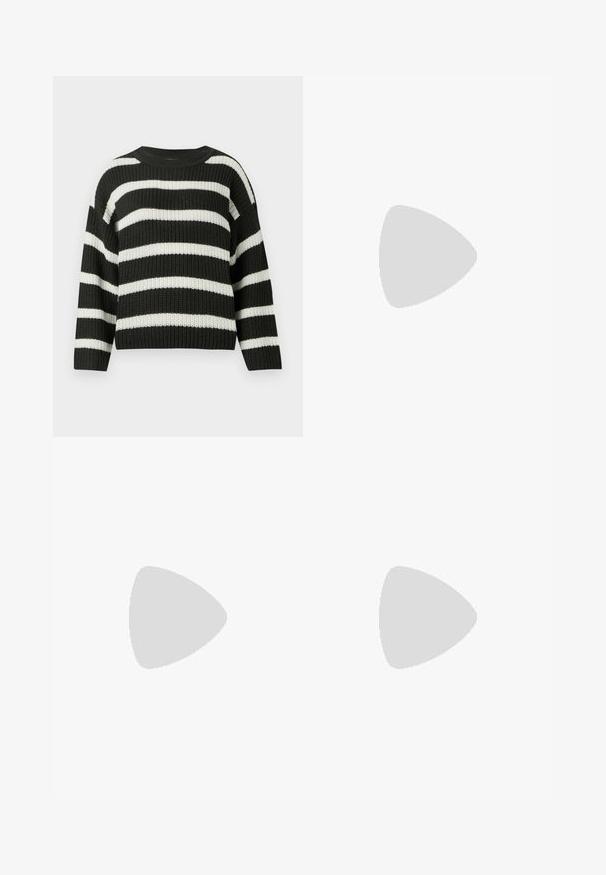 Gestreifter Strickpullover in Schwarz und Weiß mit rundem Ausschnitt und langen Ärmeln. Der Stoff hat ein strukturiertes, gewebtes Aussehen.; Langärmliges Oberteil mit Rundhalsausschnitt in Dunkellila, aus weichem, dehnbarem Material. Verfügt über ein tailliertes Design ohne sichtbare Muster oder Akzente.; Schwarze Shorts aus Kunstleder mit elastischem Bund, die eine glatte Textur und einen lockeren Schnitt bieten. Keine sichtbaren Muster oder Akzente.; Schwarze Leder-Kniehohe Stiefel mit quadratischer Zehenform, schmalem Absatz und vertikaler Naht entlang des äußeren Schafts. Glatte Textur.