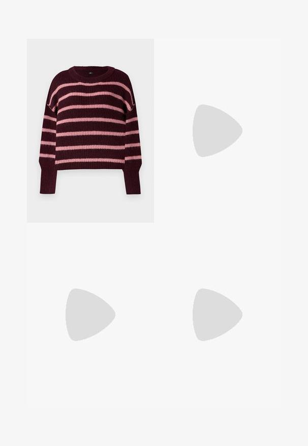 Maglione borgogna con strisce rosa orizzontali. Tessuto lavorato a maglia, scollatura a girocollo e polsini a coste. Spalle cadenti. Design ampio.; Gonna di jeans nera con vita aderente, due tasche cargo frontali e texture sbiadita. Presenta una chiusura con bottone e passanti per cintura.; Stivali neri in pelle fino al ginocchio con punta squadrata, tacco affusolato e dettaglio a cucitura verticale lungo il fusto esterno. Texture liscia.; Borsa a tracolla in ecopelle nera con texture a coccodrillo, apertura cinchata e tracolla arricciata. Si presenta con un design morbido e compatto.