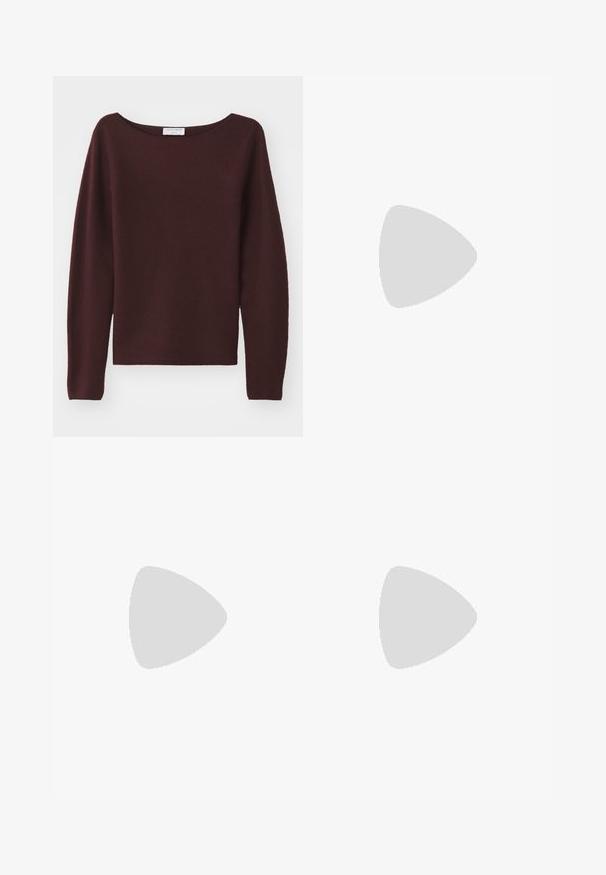 Βουργουνδία πλεκτή ζακέτα με φαρδιά λαιμόκοψη και μακριά μανίκια. Μαλακή υφή, ίσια γραμμή στο στρίφωμα, χωρίς ορατές διακοσμήσεις.; Μωβ τζιν παντελόνι με καμπάνα και ψηλή μέση, με εμφ�ανή ραφή κατά μήκος των πλευρών και ακατέργαστο τελείωμα στο κάτω μέρος.; Λευκό δερμάτινο ψηλοτάκουνο παπούτσι με μυτερή μύτη, λουρί στον αστράγαλο και λεπτό τακούνι στιλέτο. Λείος υφή με διακριτική γυαλιστερή επιφάνεια.; Κόκκινη δερμάτινη τσάντα σώματος με λεία υφή, οβάλ χρυσό κούμπωμα και ρυθμιζόμενο λουρί, με απλό ορθογώνιο σχήμα.