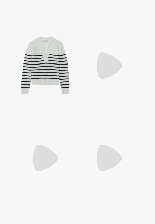 Witte trui met marineblauwe horizontale strepen, een geribbelde textuur en een grote V-halskraag. Lange mouwen met geribbelde boorden en zoom.; Zwarte flared jeans met een gladde textuur, hoge taille en een merkpatch op de achterkant. Kenmerkt zich door een wijde broekspijp en versterkte stiksels.; Zwarte leren enkellaars met een vierkante neus en blokhak. Het ontwerp heeft een gladde textuur en minimale stikdetails.; Zwarte cat-eye zonnebril met een matte afwerking, voorzien van grijs getinte glazen, scherpe hoeken en slanke zijarmen. Merkennaam zichtbaar op de binnenarm.