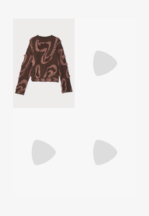 Pull en laine marron avec un design texturé présentant des zones effilochées et un motif en spirale rose. Encolure ronde et manches longues.; Jeans en denim beige clair taille haute, avec des jambes larges, des poches latérales et des accents de couture subtils. Texture lisse avec une finition non usée.; Botte cheville en suede marron avec un bout arrondi, un détail de couture, et un talon empilé texturé avec une bande décorative.; Barbour MARIAH TOTE BAG - Cabas - olive