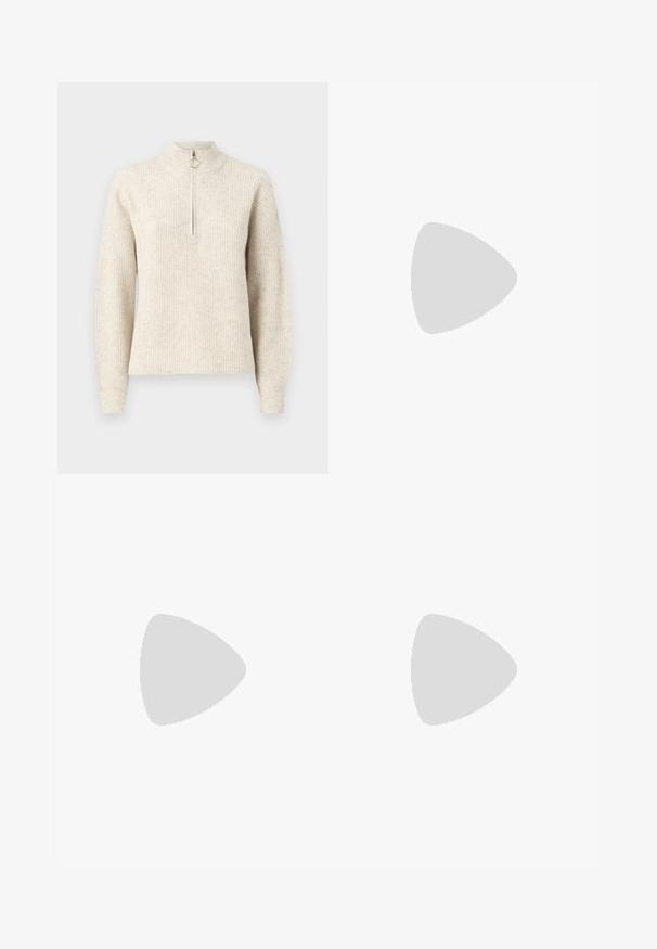 Lys beige ribbestrikket genser med høy krage, kvart glidelås og lange ermer. Myk tekstur med et subtilt mønster.; Ullsvarte dongeribukser med droppformede ben, med et klassisk fem-lomme design, front glidelås og knappelukking. Glatt tekstur og middels høyt liv.; Glinsende burgunder ankelstøvel med en kraftig svart hæl, med en glatt tekstur og enkelt design. Ingen synlige lukkinger eller mønstre.; Svart skinn skulderveske med glatt tekstur, buet form, justerbar stropp og glidelås. Minimalistisk design uten dekorasjoner.
