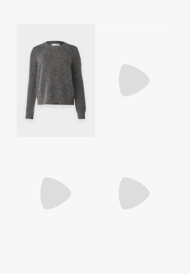 Pulover gri din material moale, texturat, cu decolteu rotund și mâneci lungi. Prezentă manșete și tiv fixate, cu un croi lejer.; Pantaloni cargo khaki cu un design cu picior larg, multiple buzunare laterale și închidere frontală cu nasture. Confecționați dintr-un material de bumbac durabil.; Pantofii de alergare au un upper din plasă argintie și albă, cu un accent verde. Talpa este groasă și texturată, proiectată pentru amortizare și suport.; Geantă de piele neagră cu un accent din fier forjat auriu, având un închizător semnătură, curea de umăr detașabilă și o suprafață texturată.