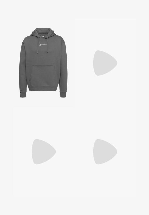 Hallideelsesest valmistatud hall kapuutsiga sweatshirty. Omab reguleeritavat kapuutsi, esist perekoti, soonikkoes varrukaid ja valget brodeeritud logo rinna peal.; Lahedalt istuvad cargo püksid tuhmist sinisest denimist, millel on mitu taskut, nähtavad õmblused ja kulunud tekstuur kergelt kortsudega.; Halluxi hallid hallid Nike Air Force 1 tossud, nahast pealisega, pehmendatud krae ja Velcro rihm. Ikooniline disain sisaldab perforatsiooniga varbakohta.; Hõbedane metallist kettkaelakee, millel on omavahel seotud lingid ja kindel tõmblukk, sile tekstuur, ühtlane viimistlus ja klassikaline disain.