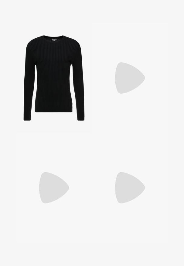 Pull noir à manches longues en côte avec un col rond ; le tissu texturé présente des lignes verticales ; silhouette ajustée ; sans embellissements ni accents visibles.; Un jean en denim bleu clair à taille haute, avec un design à jambe droite et des poches avant. Il présente des détails en cuivre et un léger délavage.; Mocassin en cuir noir avec des glands, surpiqûre jaune le long de la semelle et une semelle extérieure en caoutchouc épaisse et striée.; Lunettes de soleil noires rectangulaires avec une finition brillante, des verres foncés, et un accent en or sur la branche présentant le logo.