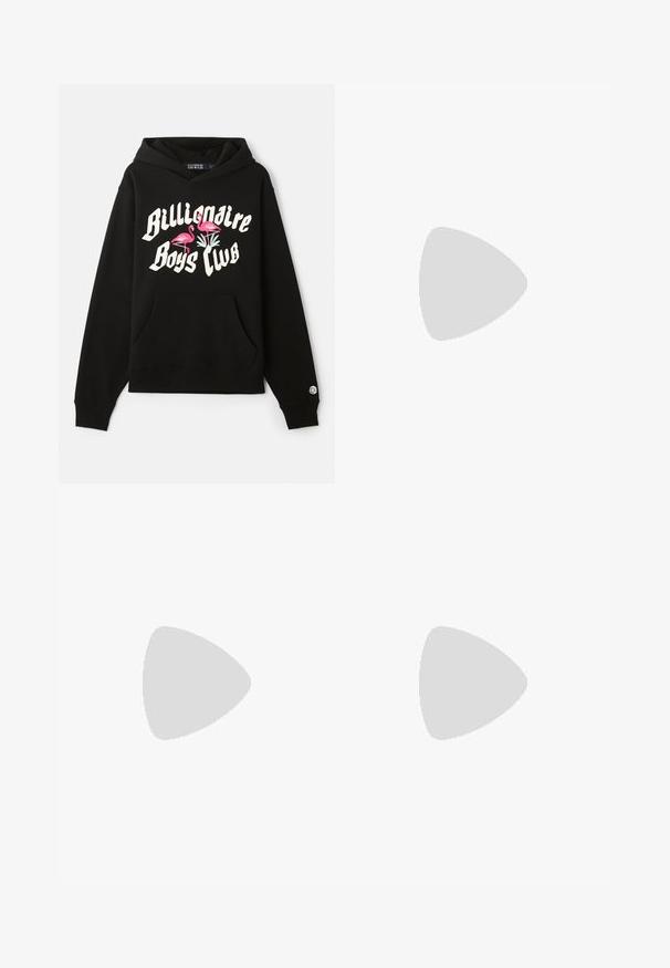 Sudadera con capucha negra y un bolsillo tipo canguro en la parte delantera. Presenta texto blanco "Billionaire Boys Club" y gráficos de flamenco rosa en el pecho.; Camiseta de cuello redondo de manga corta blanca con un bolsillo cuadrado en el lado izquierdo del pecho sujeto por cuatro remaches metálicos.; Pantalones de pierna ancha en tejido negro, con pliegues frontales, parte delantera plana y trabillas para cinturón. Textura suave sin patrones ni acentos visibles.; Zapatilla de ante negra con suela de goma blanca, que presenta costuras en el mismo tono y un diseño de cordones. Textura suave con una forma moderna y aerodinámica.