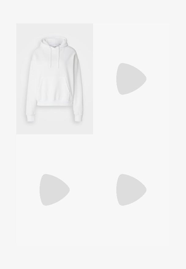 Biała, kapturowa bluza z kieszenią z przodu, ściągaczami przy mankietach i u dołu. Wykonana z miękkiego materiału, luźny krój, z sznurkami przy kapturze.; Biała bawełniana koszulka z okrągłym dekoltem, krótkimi rękawami i czarnym logo Nike nadrukowanym na środku klatki piersiowej. Prosty i klasyczny design.; Legginsy wykonane z mieszanki poliestru; falisty, abstrakcyjny wzór w kolorach różowym, beżowym i brązowym; wysoka talia z gładką, miękką fakturą.; Białe sneakersy z gładką skórzaną cholewką, okrągłym noskiem, perforowanymi detalami i grubą, białą gumową podeszwą. Posiadają logo na boku oraz płaskie sznurówki.