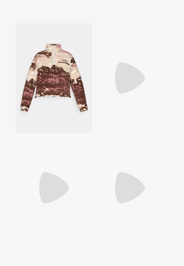 Fleecegenser i brun, krem og rosa abstrakt mønster. Har høy krage, knappestolpe og lomme med glidelås på brystet.; Kuttet t-skjorte i lys lavendel. Laget av mykt stoff med rund hals og korte ermer. Har en hvit logo på brystet.; Svarte nylon cargo-bukser med glidelås og justerbare mansjetter, flere lommer og en logo på høyre bein. Glatt, lett tekstur.; Herre fjellstøvler med beige semsket skinn, svart gummisåle, røde detaljer og snøring for trygg passform.