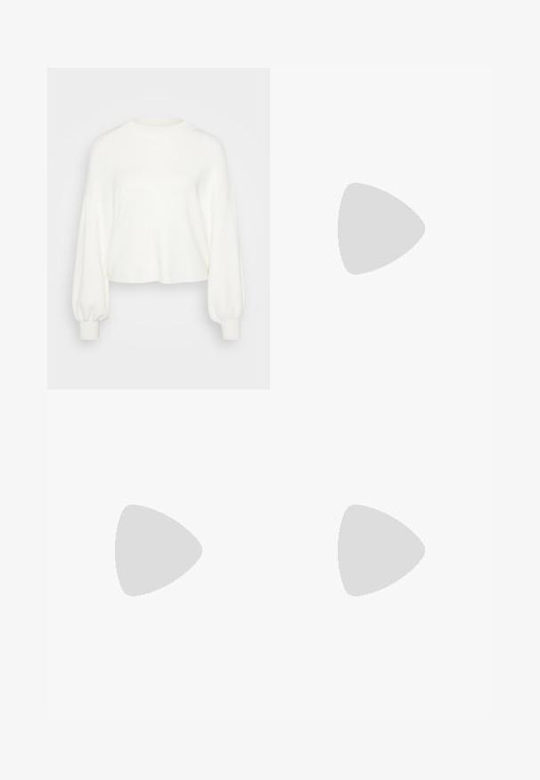 Hvid cropped sweater lavet af blødt strikstof. Har lange, puffede ærmer med ribbede manchetter og en rund halsudskæring.; Blå, strukturerede linnedbukser med plisseret design, knaplukning og en afslappet pasform med brede ben.; Sort remsandale med firkantet tå og en lav blokeret hæl. Har flere tynde stropper og en justerbar ankelrem. Fremstillet af glat læder.; Sort læder tote taske med glat tekstur, struktureret form, to håndtag og en fremtrædende sølvspænde detalje på forsiden.