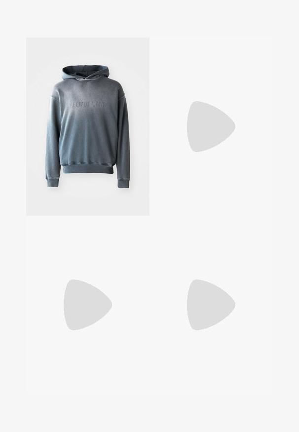 Grijze hoodie van een zachte stof, met een kangoeroezak, ribbelboorden en -zoom, en met "HELMUT LANG" geperst op de voorkant.; Helmut Lang LOGO TEE - T-shirt print - white; Grijze joggingsbroek met een zachte textuur, taps toelopende enkels, zijzakken en een subtiele gradient van donker naar lichter grijs. Elastische tailleband bovenaan.; Witte sneaker met suède accenten, ronde neus, platte veters en een crème rubberen zool. Bevat groene branding op de hiel.; Zwarte puffy tote bag met twee bovenhandvatten, een voorzak met rits en een rechthoekig merketiket in wit en rood. Zachte, gequiltte textuur.