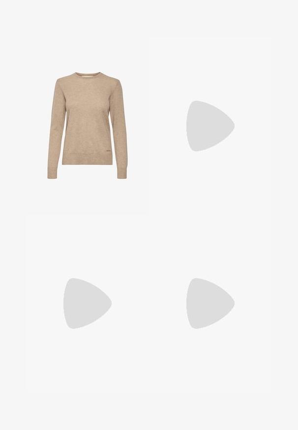 Beige långärmad tröja med rund hals, gjord av mjukt, texturerat tyg, med en subtil logotypdetalj nära nederkanten.; Bruna vida byxor i ett mjukt, stretchigt material. Har vertikala sömmar och en ren midja för en skräddarsydd look.; Beige anklar stövlar med en mjuk pälsdetalj, tyg som liknar mocka, rund tå och en lätt gummisula. Inga framträdande mönster eller metalldetaljer synliga.; Axelväska i mörkbrunt tyg med ett vitt geometriskt mönster, med ett texturerat justerbart rem och metalliska detaljer.