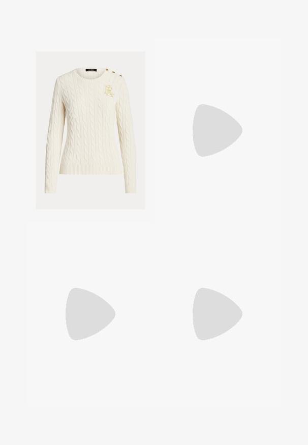 Krémový svetr s pleteným vzorem, dlouhými rukávy, kulatým výstřihem, zlatě vyšitým logem na hrudi a třemi zlatými knoflíky na rameni.; Sukně s délkou po kolena, stříbrná, pokrytá flitry, s přiléhavým pasem, vyznačující se vertikálními vzory lesku a postranními rozparky pro snadný pohyb.; Béžové sandály na vysokém podpatku se čtveratou špičkou a tenkými řemínky kolem kotníků. Hladký materiál s minimálním designem, s štíhlým podpatkem.; Černá kabelka s texturovaným designem, zdobená stříbrnými hroty a masivním stříbrným řetízkem. Má elegantní, minimalistický tvar.