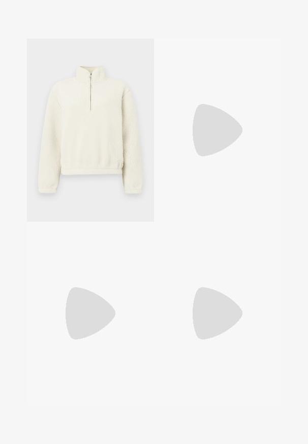 Kremfarget fleece-genser med høy krage og glidelås foran. Teksturen er myk og luftig, med ribbestrikkede mansjetter og kant.; Lagdelt maxi-skjørt i marineblå rutemønster, med elastisk midjebånd, flere stofflag og en myk, strukturert finish.; Kremfargede og lavendelfargede joggesko med tre striper og en teksturert brun såle, med lisser og en polstret hæl. Mykt stofføvre.; Brun lærcrossbody-veske med en buet form, gullhardware og et spenneakcent. Har en avtakbar skulderreim.