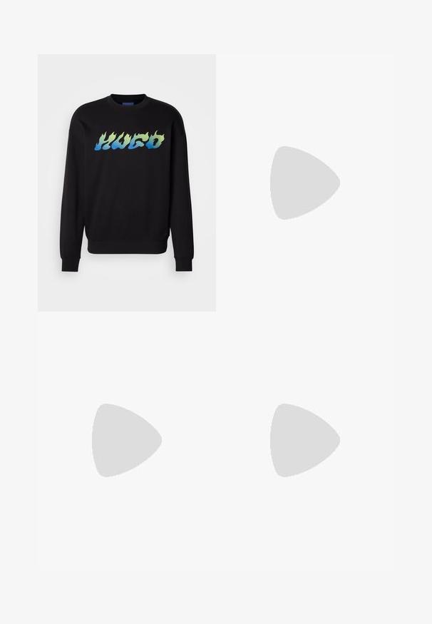 Svart crewneck sweatshirt med lange ermer, med "HUGO"-tekst i blå og grønn flamme-stil font på brystet.; Hvit t-skjorte med korte ermer og blå og grønne flamme-stil "HUGO" tekst over brystet, rund halslinning og blå etikett på innsiden.; Sorte shorts laget av et glatt stoff, med en plisserte frontdesign og elastisk midje. Rett snitt på bena gir en avslappet passform.; Sorte skinnloafers med rund tå, detalj med frontstropp og lav gummisåle. Har diskret søm og en bakre trekkstropp.