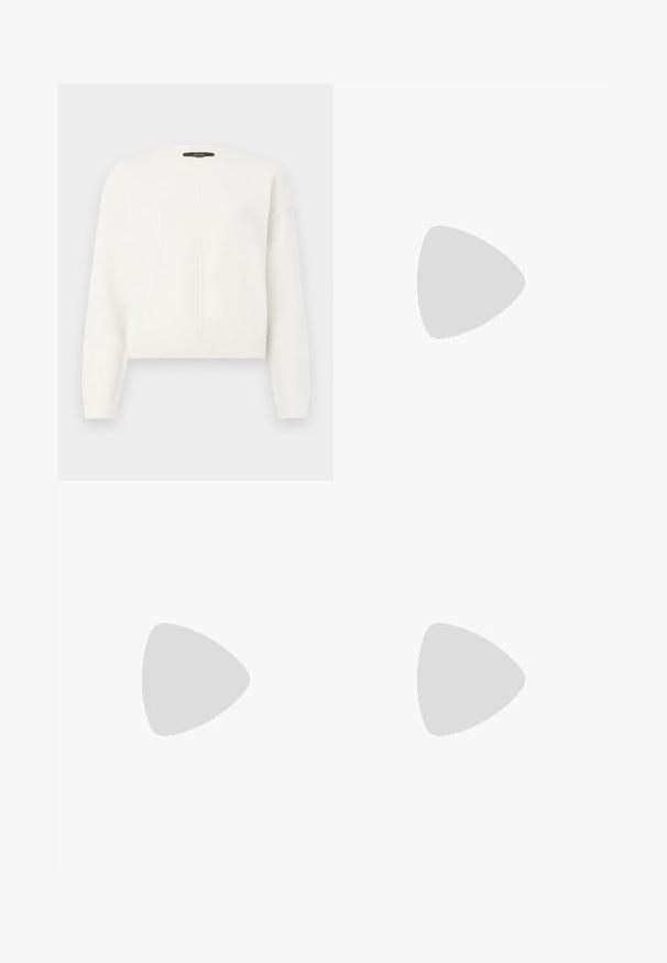 Apgriezts balts džemperis no mīksta auduma ar apaļu kaklu, ar slīpām plecu šuvēm un vertikālu šuvju detaļu priekšpusē.; Platmalas bikses no teksturēta gaiši rozā auduma ar plakanu priekšpusi, smalkiem krokām un klasisku jostas dizainu.; Masīvas sporta kedas rozā un baltā krāsā; satur sieta un zamšādas paneļus, dekoratīvas šuvēs un biezu gumijas zoli ar teksturētu profilēšanu.; Balts taisnstūra clutch soma, izgatavota no spīdīga materiāla, ar sudraba ķēdes siksnu. Modelis pozē, demonstrējot somu uz vienkārša fona.