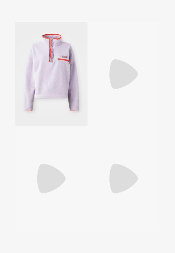 Pullover de fleece roxo claro com colarinho alto, detalhes em nylon vermelho, botões de pressão e um bolso com zíper na parte frontal esquerda.; Top cropped cinza, sem mangas, feito de um tecido suave, com um decote redondo e um pequeno logótipo branco da Adidas no peito.; Calções em padrão rosa e castanho com cintura elástica e riscas laterais, apresentando um desenho gráfico que lembra folhagem e ramos.; Sapatilhas brancas com detalhes bege, apresentando três riscas, bico arredondado e sola de borracha translúcida. Materiais de couro liso e têxtil.; Óculos de sol aviador com lentes azuis em degradê, armação metálica prateada e detalhes decorativos de estrelas nas lentes. Design suave e elegante.