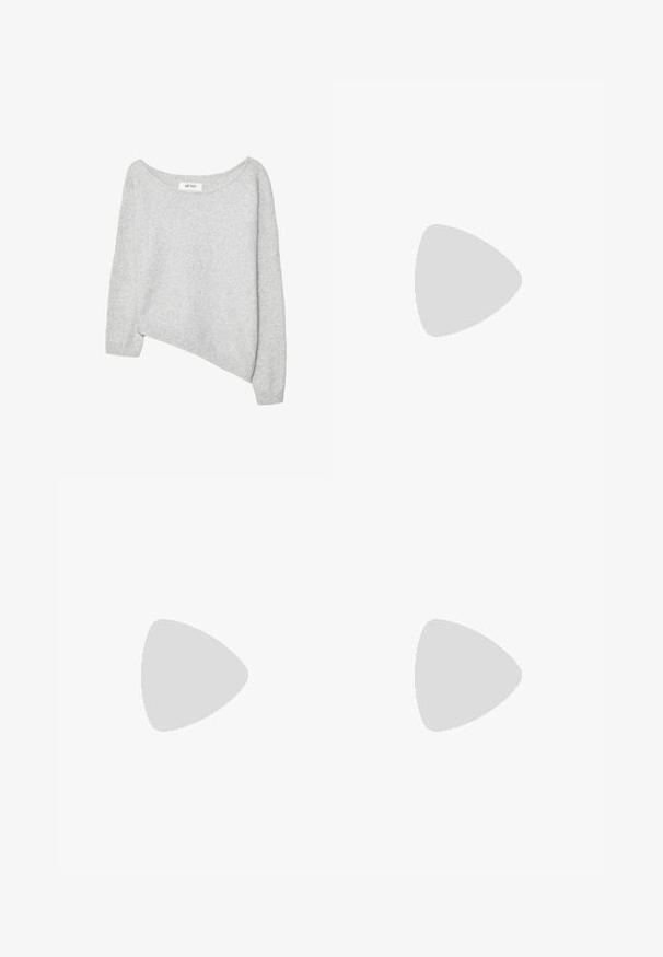 Šedý, nadměrný svetr s lodním dekolté, dlouhými rukávy a jedinečným asymetrickým lemem; vyrobený z měkké, texturované látky.; Černé kalhoty s rovným střihem, s předními kapsami a bočními rozparky na lemu. Vyrobené z jemné, hladké tkaniny. Vhodné na různé příležitosti.; Tamaris Kovbojské/motorkářské kozačky - cigar; Hnědá kožená taška se sbíraným vrškem a řetízkovým popruhem. Hladký povrch s lesklým finišem a jemným švem na bocích.